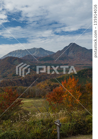 Japan: Oku-Daisen, Karasugayama and autumn leaves viewed from the Kimedai Observatory in Hiruzen, Maniwa City, Okayama Prefecture Japan: Oku-Daisen, Karasugayama and autumn leaves viewed from the Kimedai Observatory in Hiruzen, Maniwa City, Okayama Prefecture 135914016