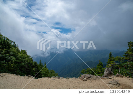 鬼塚山山腳下的碎石坡 135914249