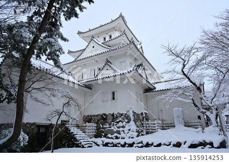 The castle tower and snow-capped scenery inside the castle (Ogaki Castle) 135914253