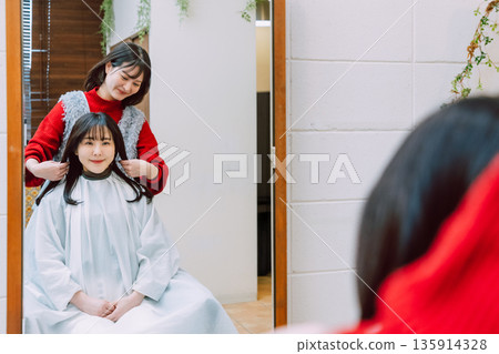 在美髮沙龍對著鏡子做造型 135914328