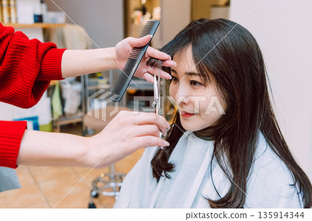 女人在美髮沙龍剪頭髮 135914344