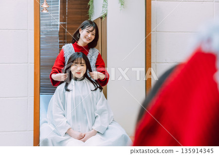 在美髮沙龍對著鏡子做造型 135914345