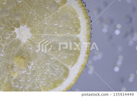 檸檬特寫,水中漂浮著氣泡。 檸檬特寫,水中漂浮著氣泡。 135914449