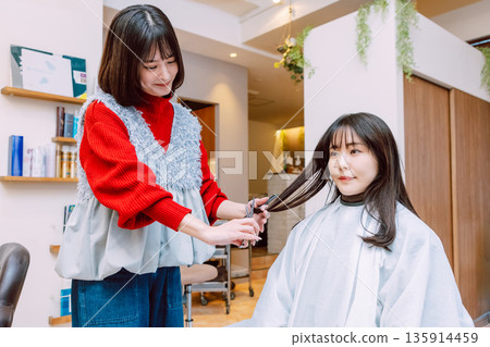 女人在美髮沙龍剪頭髮 女人在美髮沙龍剪頭髮 135914459