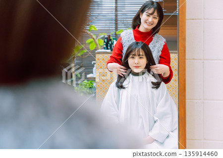在美髮沙龍對著鏡子做造型 135914460
