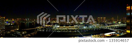 從有明天頂可以俯瞰東京灣的夜景,包括彩虹橋。 從有明天頂可以俯瞰東京灣的夜景,包括彩虹橋。 135914657