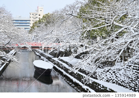 Snowy scenery at Ogaki Funamachi Port on the Suimon River (Ogaki City, Gifu Prefecture) 135914989