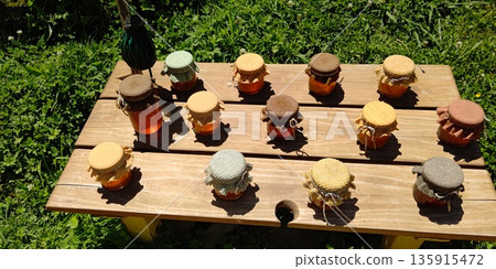 哈比屯（紐西蘭瑪塔瑪塔）一戶人家門前展示的蜂蜜 135915472