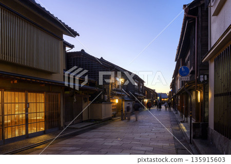 夜幕降臨金澤市東茶屋區的城堡小鎮。 135915603