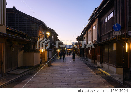 夜幕降臨金澤市東茶屋區的城堡小鎮。 135915604