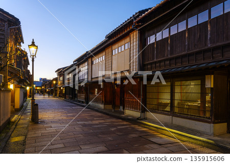 夜幕降臨金澤市東茶屋區的城堡小鎮。 135915606