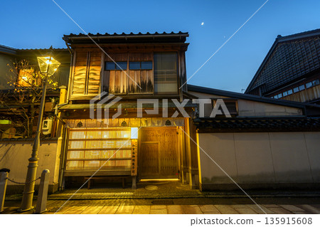 夜幕降臨金澤市東茶屋區的城堡小鎮。 135915608