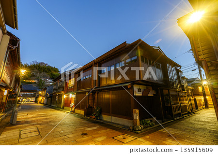 夜幕降臨金澤市東茶屋區的城堡小鎮。 夜幕降臨金澤市東茶屋區的城堡小鎮。 135915609