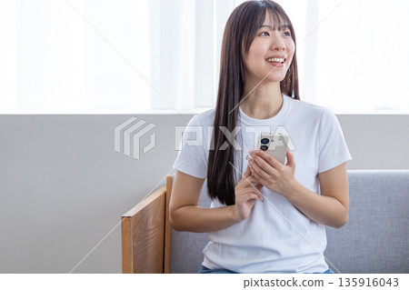 Young woman using a smartphone 135916043