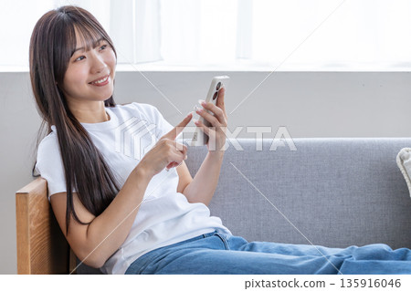 使用智能手機的少婦 使用智能手機的少婦 135916046