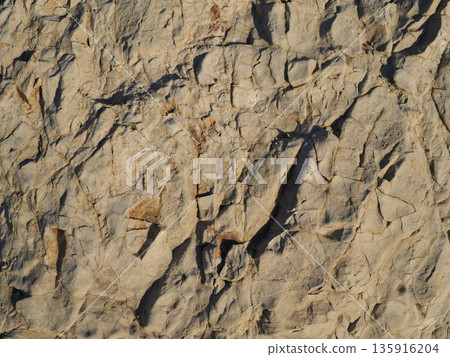 岩石和沙雕藝術。欣賞海景。留白。大自然編織的藝術背景。 135916204