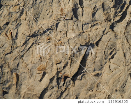 岩石和沙雕藝術。欣賞海景。留白。大自然編織的藝術背景。 135916205