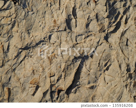 岩石和沙雕藝術。欣賞海景。留白。大自然編織的藝術背景。 岩石和沙雕藝術。欣賞海景。留白。大自然編織的藝術背景。 135916208