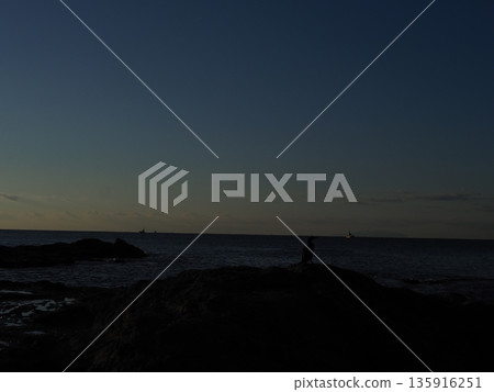 岩石和沙雕藝術。欣賞海景。留白。大自然編織的藝術背景。 135916251