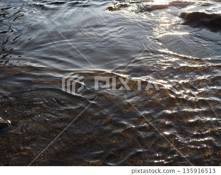 水面上的藝術。每一刻都是奇蹟。留白。紋理。大自然編織的藝術。 135916513