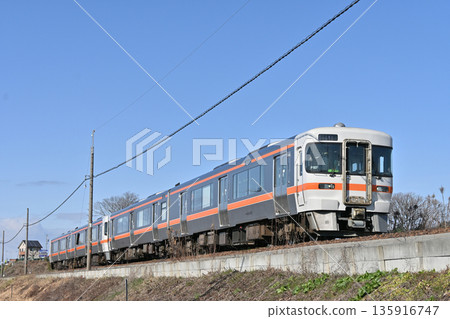 A four-car Kiha 25 series train travels on the Takayama Main Line in winter 135916747