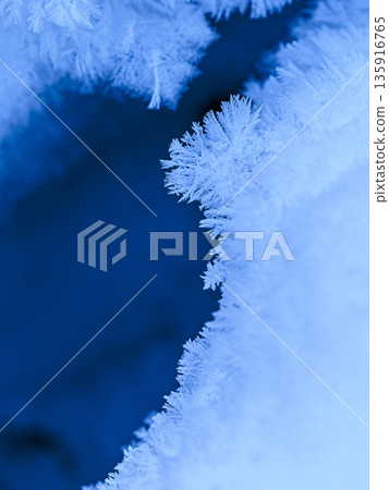 霜晶散佈在蔚藍的世界 霜晶散佈在蔚藍的世界 135916765