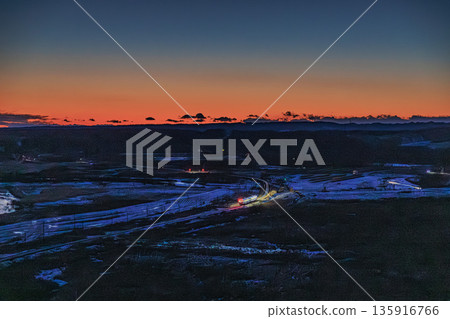 View of the Nemuro Line and winter landscape from Shakubetsu Hill in Kushiro 135916766