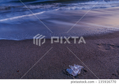 冰晶珠寶:海岸邊的閃耀冰晶 冰晶珠寶:海岸邊的閃耀冰晶 135916770