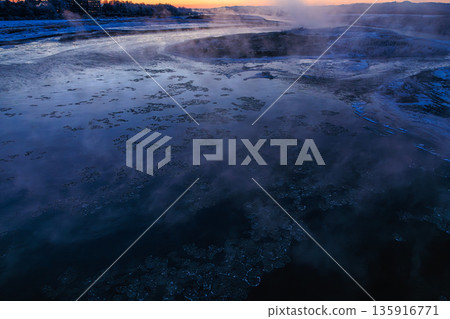 十勝川上冰霧繚繞的冬日景色 135916771