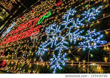 閃爍的聖誕彩燈和雪花 135916780