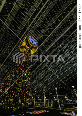 大阪站內的大鐘和聖誕燈飾 135916782
