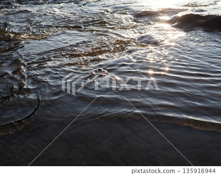 水面反射的光影藝術。留白。水景藝術背景。捕捉瞬間。珍惜那一刻。 水面反射的光影藝術。留白。水景藝術背景。捕捉瞬間。珍惜那一刻。 135916944