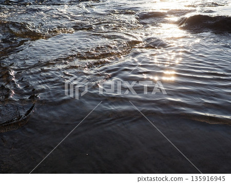 水面反射的光影藝術。留白。水景藝術背景。捕捉瞬間。珍惜那一刻。 135916945