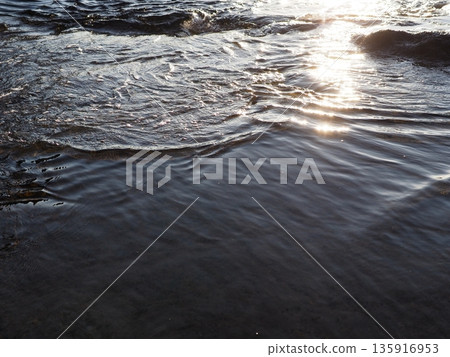 水面反射的光影藝術。留白。水景藝術背景。捕捉瞬間。珍惜那一刻。 水面反射的光影藝術。留白。水景藝術背景。捕捉瞬間。珍惜那一刻。 135916953