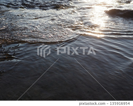 水面反射的光影藝術。留白。水景藝術背景。捕捉瞬間。珍惜那一刻。 135916954