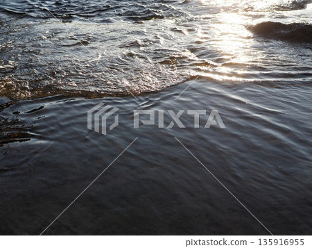 水面反射的光影藝術。留白。水景藝術背景。捕捉瞬間。珍惜那一刻。 135916955