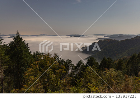 清晨,從日本岡山縣高橋市雲海展望台眺望備中松山城和雲海。 清晨,從日本岡山縣高橋市雲海展望台眺望備中松山城和雲海。 135917225