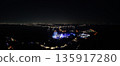 從海邊眺望江之島夜景 - 海燭全景照片 135917280
