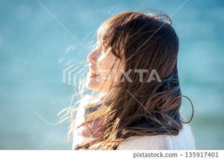 Winter sea and young woman 135917401