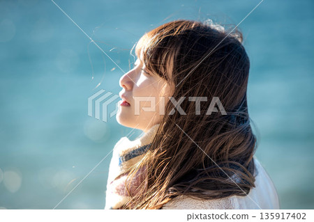 冬日的大海和年輕女子 冬日的大海和年輕女子 135917402