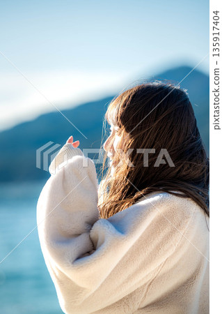 冬日的大海和年輕女子 135917404
