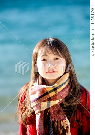 冬日的大海和年輕女子 135917405