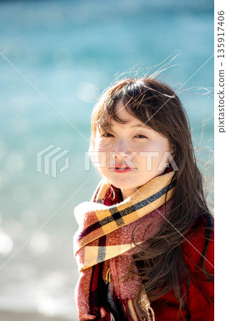 冬日的大海和年輕女子 冬日的大海和年輕女子 135917406
