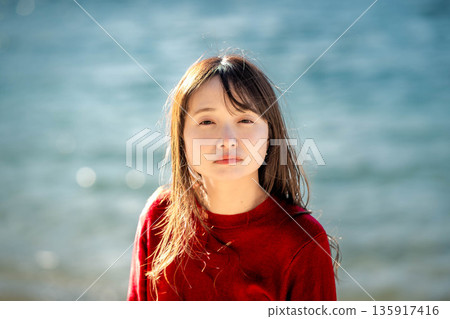 冬日的大海和年輕女子 135917416