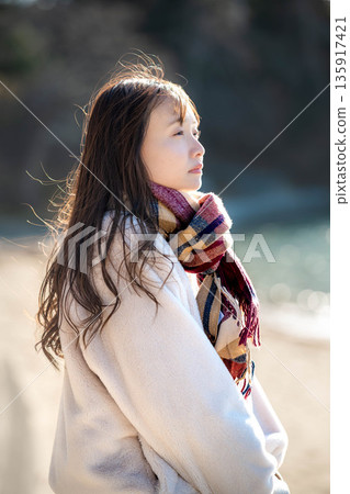 冬日的大海和年輕女子 135917421