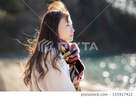 冬日的大海和年輕女子 135917422