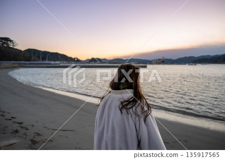 傍晚的大海、天空和年輕女子 傍晚的大海、天空和年輕女子 135917565