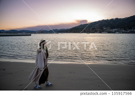 傍晚的大海、天空和年輕女子 傍晚的大海、天空和年輕女子 135917566