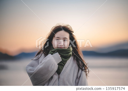 傍晚的大海、天空和年輕女子 傍晚的大海、天空和年輕女子 135917574