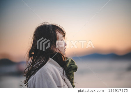 傍晚的大海、天空和年輕女子 傍晚的大海、天空和年輕女子 135917575